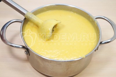 Блендером пюрировать готовый гороховый суп до однородности.
