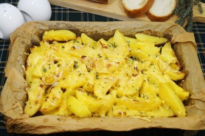 Картошка с сыром в духовке готова. Можно подавать к столу.