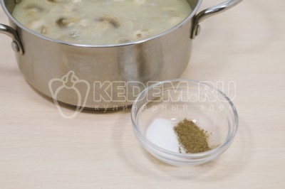 Постепенно влить 1 литр воды, постоянно помешивая. Добавить 1/2 чайной ложки соли и черный молотый перец по вкусу. Готовить 15 минут на среднем огне.