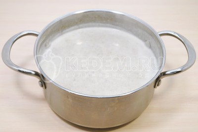 Довести до кипения на слабом огне. Посолить по вкусу.