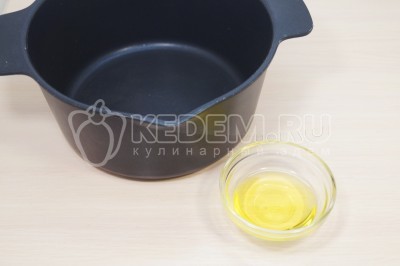 В глубоком сотейнике разогреть 3 столовые ложки подсолнечного масла.