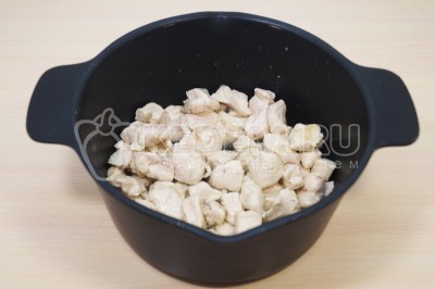 Обжарить кусочки курицы в сотейнике, помешивая, 5-7 минут.