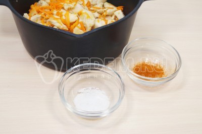 Добавить в сотейник к кусочкам курицы нарезанные овощи, 1/2 чайной ложки соли и 1/4 чайной ложки паприки и готовить еще 2-3 минуты.