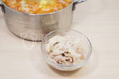 Добавить кусочки курицы.