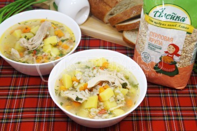 Куриный суп с перловкой и овощами готов. Можно подавать к столу. Перловая крупа ТМ «Алейка» обладает приятным вкусом и множеством полезных свойств. Благодаря высокому содержанию клетчатки, витаминов группы B и микроэлементов, таких как фосфор, магний и железо, перловка способствует улучшению пищеварения, укреплению иммунитета и поддержанию энергии. Ее нежная текстура и способность впитывать ароматы делают ее идеальной основой для супов, каш и гарниров.