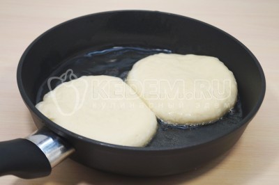 Выложить пышки в сковороду с разогретым маслом. Обжарить 2-3 минуты до золотистой корочки.