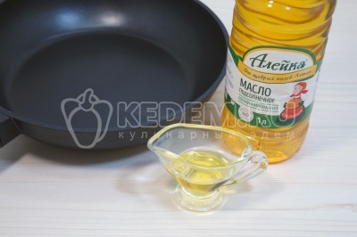 На сковороде разогреть 3 столовые ложки натурального подсолнечного масла.