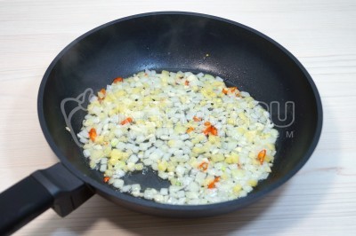 Обжарить на сковороде лук, чеснок, перец и имбирь, помешивая, 1-2 минуты.
