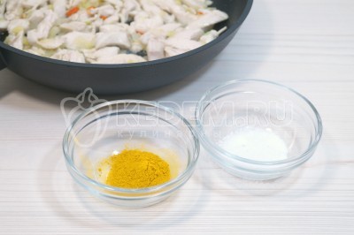Добавить 1/2 чайной ложки куркумы и 1/4 чайной ложки соли. Готовить еще 1-2 минуты.
