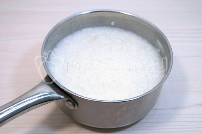 Варить, помешивая, 10-12 минут до полу готовности.