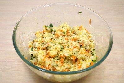 Хорошо перемешать массу для рисовых котлет с овощами.