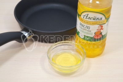 На сковороде разогреть 2 столовые ложки натурального подсолнечного масла.