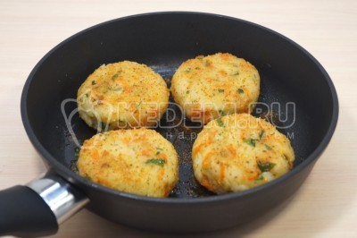 Обжарить котлеты с рисом и овощами с каждой стороны по 2-3 минуты до румяной корочки.