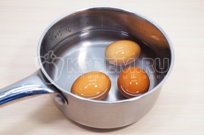 Чтобы приготовить салат с тунцом, огурцом, кукурузой и яйцами нужно 3 яйца отварить, остудить и очистить.