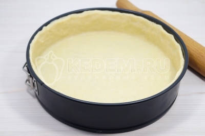 Переложить тесто для киша в разъемную форму. Сформировать бортик.