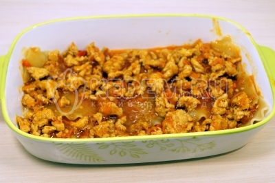Выложить слой куриного фарша с овощами.