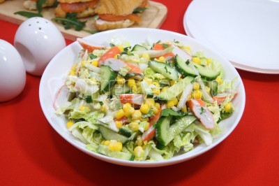 Салат с крабовыми палочками, пекинской капустой, огурцами и кукурузой готов. Можно подавать к столу.