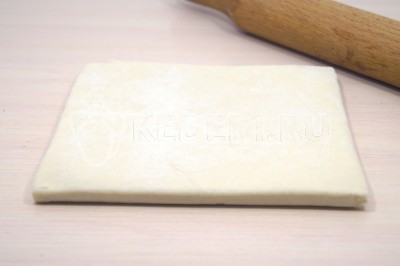400 грамм слоеного дрожжевого теста раскатать в одну сторону.