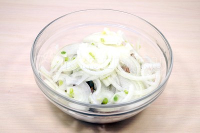 Добавить в миску полукольцами нарезанный лук