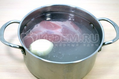 В кастрюлю выложить мясо с луковицей и влить 2,5 литра воды. Поставить варить.