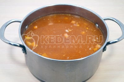 Добавить зажарку из сковороды в бульон и варить 12-15 минут на среднем огне.
