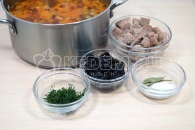 Добавить нарезанное кубиками мясо, 30 грамм нарезанных маслин, мелко нашинкованный укроп, 1/4 чайной ложки соли и 2 лавровых листа.
