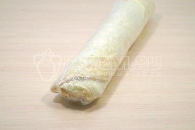 Завернуть в туже пищевую пленку. Убрать в холодильник на 2 часа.