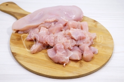 400 грамм куриного филе нарезать небольшими кусочками.