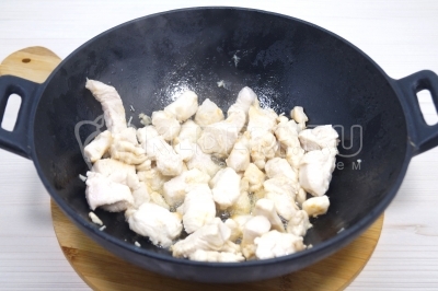 Обжарить курицу, помешивая, 5-6 минут.