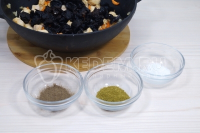 Добавить 1/2 чайной ложки соли, черный молотый перец по вкусу и 1/2 чайной ложки хмели-сунели.
