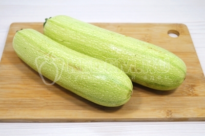 Чтобы приготовить лодочки из кабачков с курицей и сыром нужно кабачки промыть и обсушить.