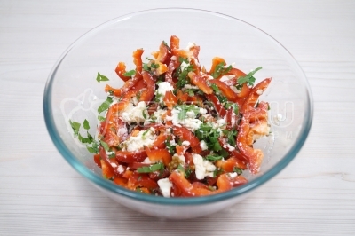Заправить салат и перемешать. Посолить салат по вкусу, учитывая, что сыр соленый.