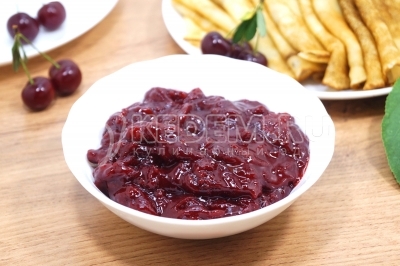 Вишневый соус к блинчикам готов. Осталось напечь вкусных блинчиков и подавать к столу.