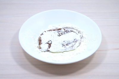 Мясо вынуть из маринада и запанировать в кукурузном крахмале.