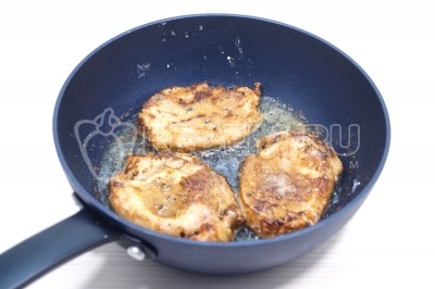 Обжарить мясо с двух сторон на сковороде по 5-7 минут с каждой стороны.