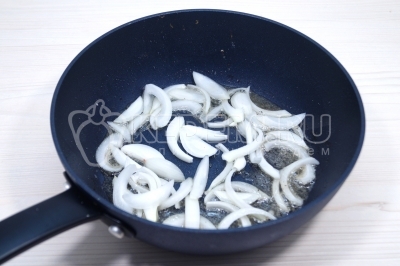 Мясо снять со сковороды. В сковороду добавить нарезанную луковицу.