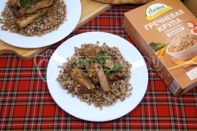 Гречка с маринованным мясом готова. Можно подавать к столу. Гречневая крупа в пакетиках для варки ТМ «Алейка» — идеальное решение для тех, кто ценит время и удобство. Она готовится быстро и без хлопот: просто опустите пакетик в кипящую воду, и вы получите идеально рассыпчатую гречку без пригорания. Такую крупу можно использовать как самостоятельный гарнир, основу для салата или добавку к супам.