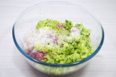 На мясорубке перекрутить мясо, лук и кабачок.