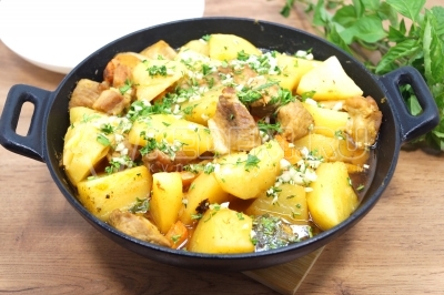 Мясо с картошкой в казане готово. Можно подавать к столу.