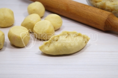 Защипнуть края сверху.