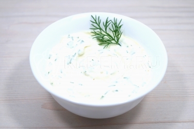 Переложить соус в соусник.