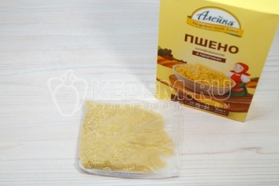 Чтобы приготовить голубцы с пшеном и фаршем, нужно взять 1 пакетик для варки с пшеном.