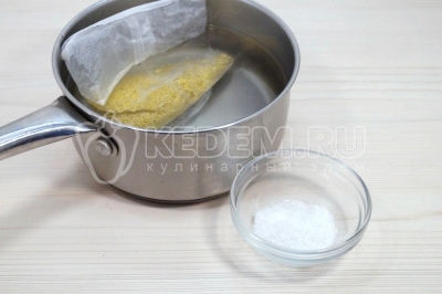 В сотейнике или небольшой кастрюле вскипятить 1 литр воды. Добавить 1/2 чайной ложки соли и варить пакетик с пшеном на среднем огне 15-20 минут. Пшено откинуть да дуршлаг и дать воде полностью стечь.