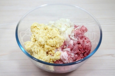 В миске смешать 600 грамм мясного фарша, мелко нарезанную луковицу и отварное пшено из пакетика.