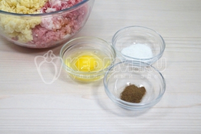 Добавить 1 яйцо, 1/2 чайной ложки соли и 1 щепотку черного молотого перца. Хорошо перемешать начинку.