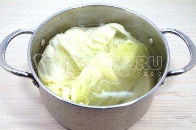 Отварить листы капусты в кипящей воде 3-4 минуты. Остудить.