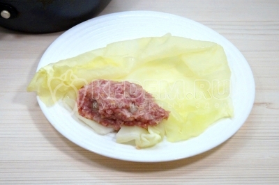 Приготовить голубцы. Завернуть в каждый лист капусты по порции начинки.