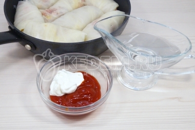 Для заливки в миске смешать 3 столовые ложки сметаны, 2 столовые ложки томатной пасты, 1 щепотку соли и 300 миллилитров воды.