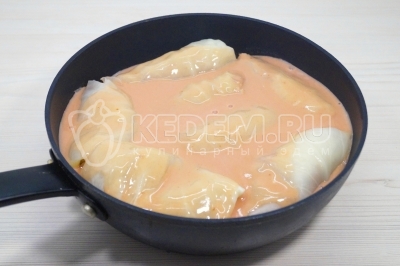 Добавить заливку в сковороду.