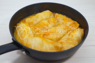 Готовить голубцы с пшеном на среднем огне 25-30 минут.